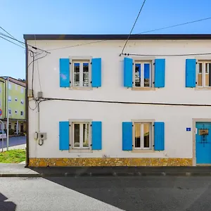  Apartment Center House With